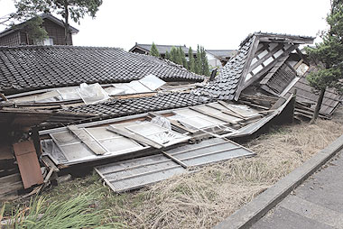 زلزال بقوة 6.8 ريختر يضرب اليابان والسفارة تحذر بعد توقع موجات تسونامي