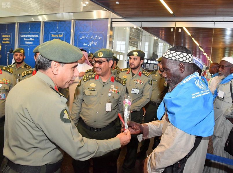 اليحيى يتفقد صالات الحج بمطار الأمير محمد بن عبدالعزيز