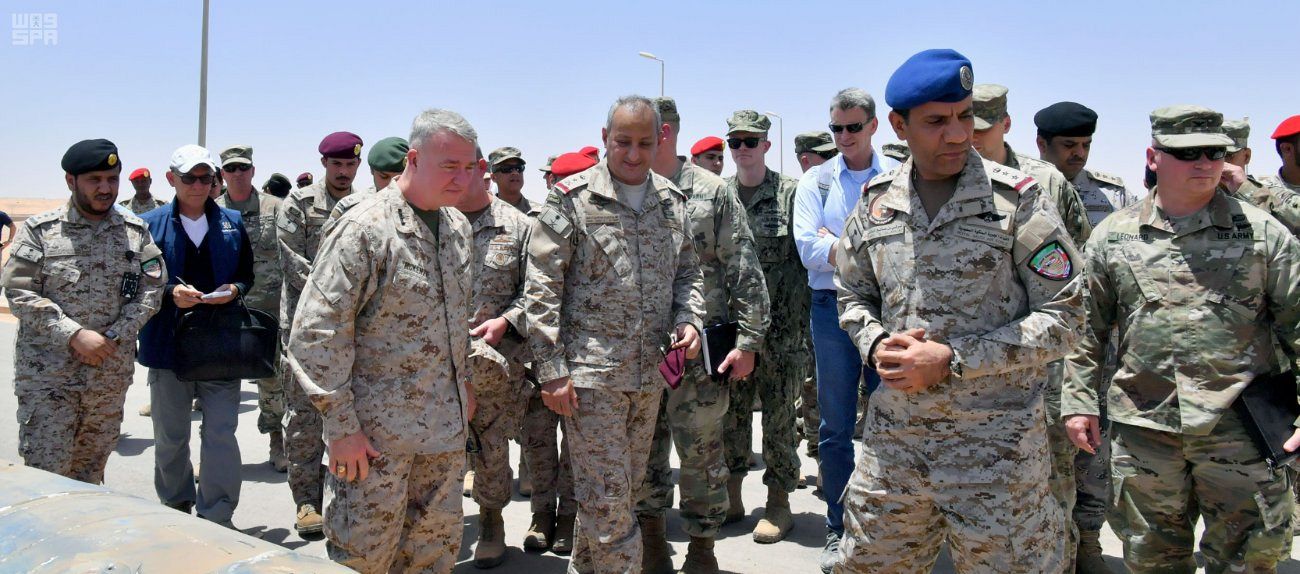 قائد قوات التحالف يناقش التدخلات الإيرانية مع الجنرال ماكينزي