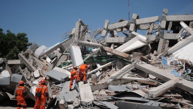 قتلى وانهيار منازل في زلزال إندونيسيا