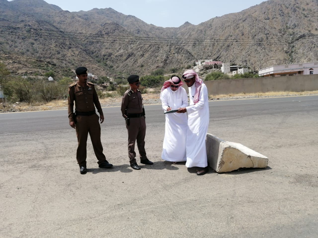 بالصور.. العاصمي يقف على عدد من المواقع بتهامة بللسمر وبللحمر