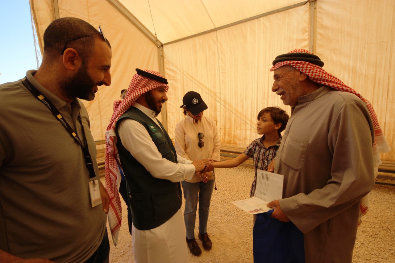 مركز الملك سلمان يشرف على توزيع التمور بمخيم الزعتري