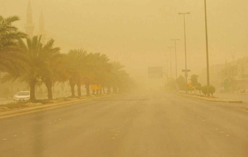 الغبار يضرب سواحل جنوب غرب المملكة