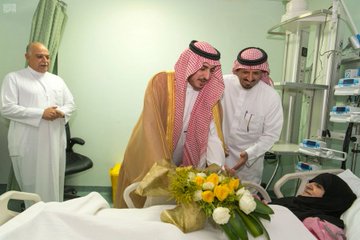 أمير الجوف يزور حاجة عراقية تعرضت لذبحة قلبية