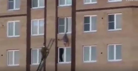 شاهد.. ستينية مُعلّقة من ساقها في الطابق الرابع