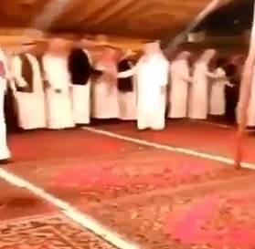 فيديو.. أمير عسير يؤدي واجب العزاء لأسرة صادفها على الطريق