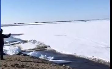 مشهد مهيب.. كتل ثلجية تصطدم بالساحل