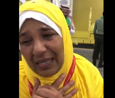 شاهد.. حاجة تونسية تجهش بالبكاء بعد وصولها المملكة