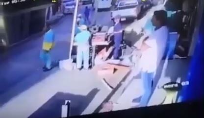 فيديو.. هجوم بالعصي على مراقبي البلدية