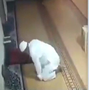 فيديو.. لحظة وفاة رجل أثناء صلاته بالمسجد