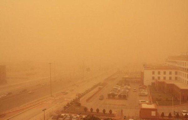 غبار كثيف يحجب الرؤية في الرياض