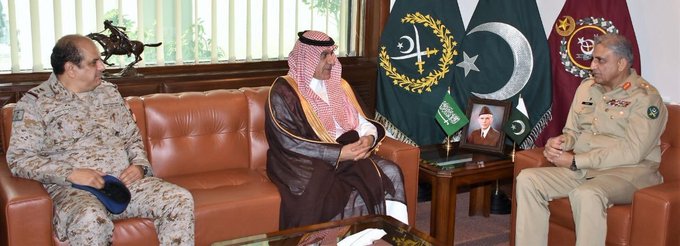 وزير الإعلام يلتقي رئيس أركان الجيش الباكستاني