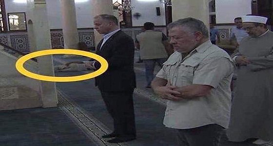 شخص نائم بالمسجد خلال زيارة ملك الأردن