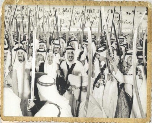 صورة تاريخية تجمع 5 من ملوك السعودية وهم يؤدون العرضة