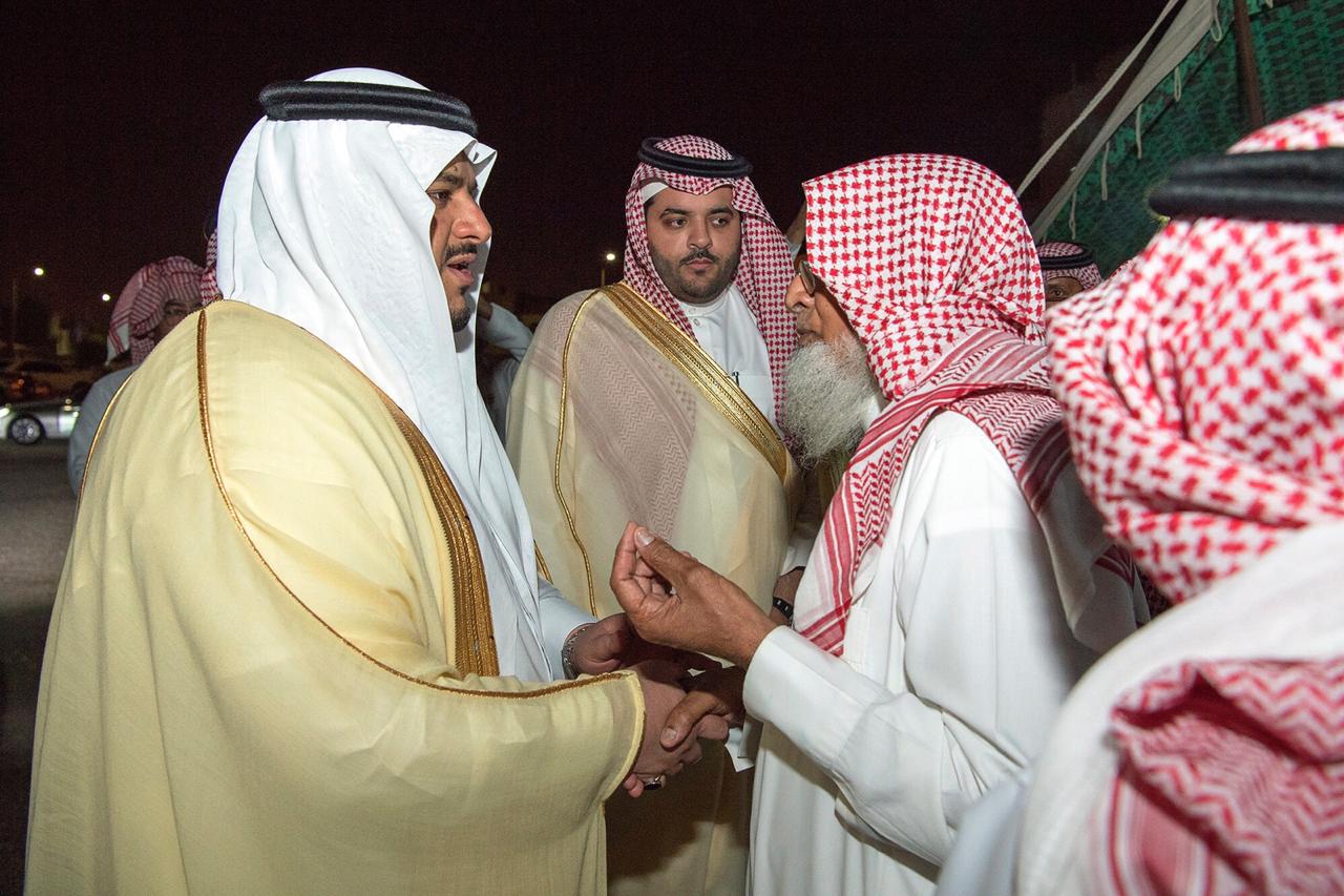 أمير الرياض بالنيابة ينقل تعازي الملك وولي العهد لأسرة الشهيد الغامدي