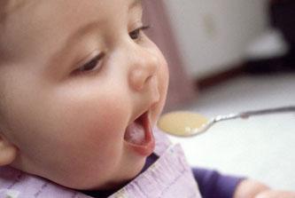متى يبدأ الطفل الرضيع في تناول الطعام ؟
