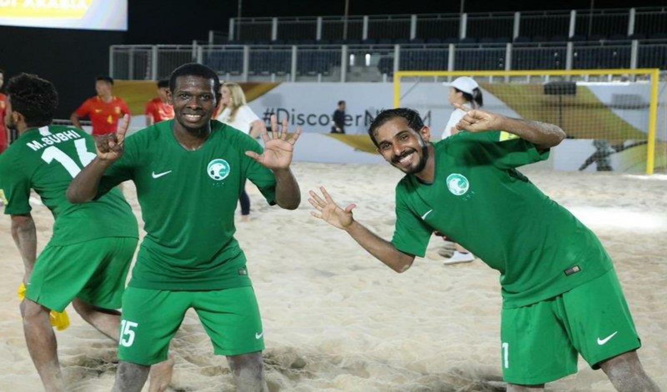 نجوم الكرة السعودية يُحفزون أخضر الشاطئية