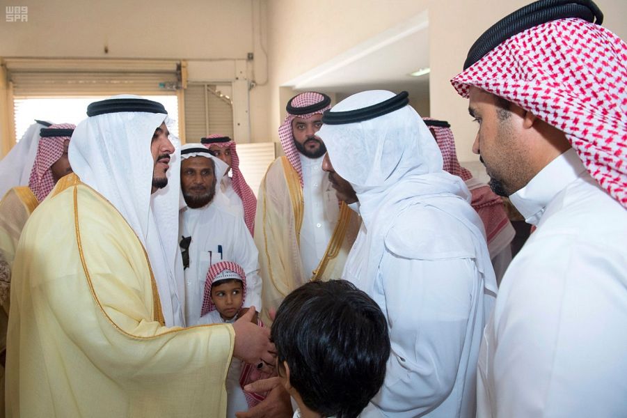 أمير الرياض بالنيابة ينقل تعازي القيادة لأسرة الشهيد المطيري