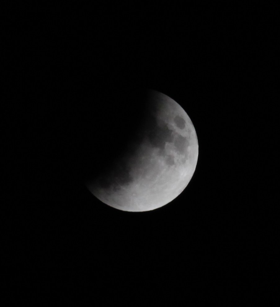 لقطات لـ خسوف القمر من أبو ظبي