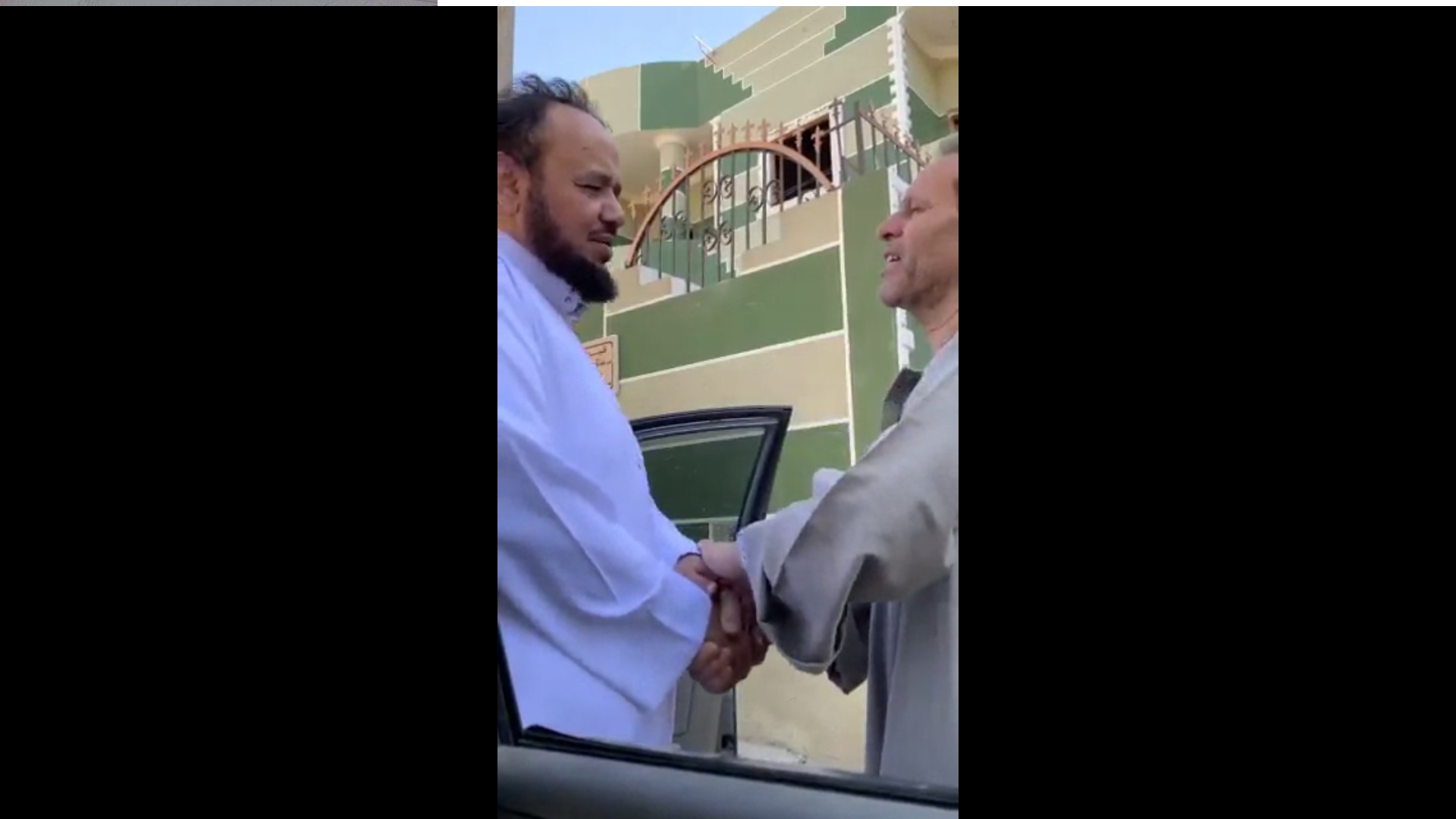 فيديو.. لقاء مؤثر يجمع معلمًا سعوديًّا ومصريًّا بعد 20 عامًا