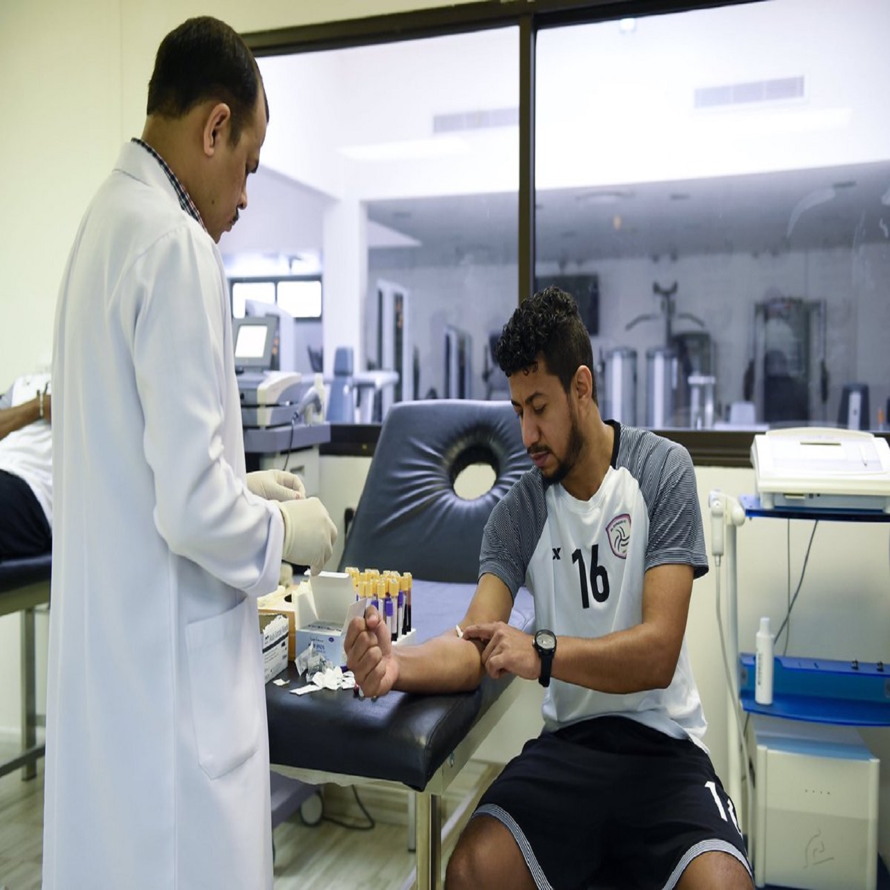 صور.. فحوصات طبية للاعبي الشباب
