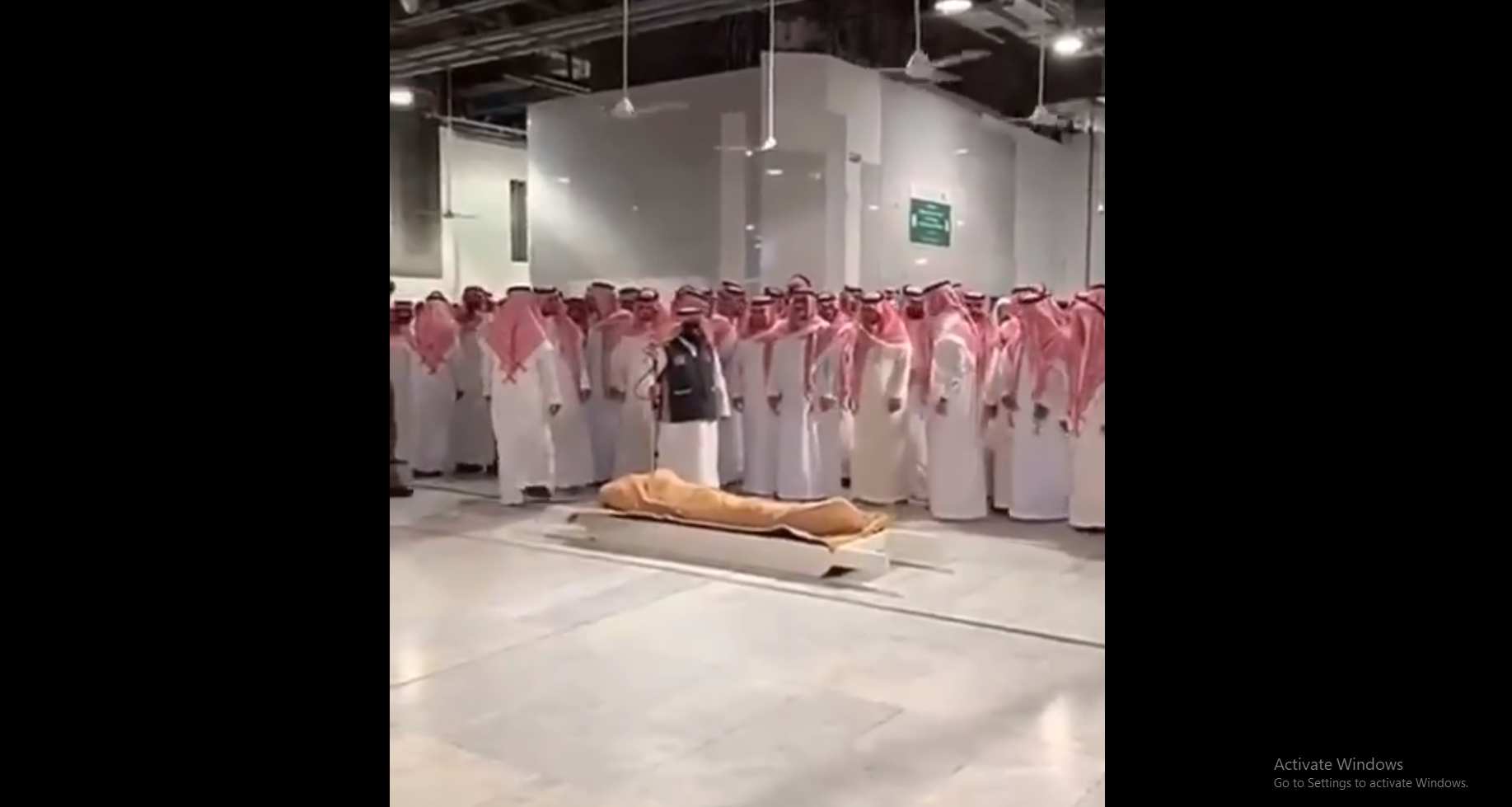فيديو.. لحظة وصول جثمان الفقيد الأمير بندر بن عبدالعزيز للصلاة عليه