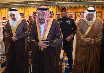 الملك سلمان يؤدي صلاة الميت على الفقيد الأمير بندر بن عبدالعزيز