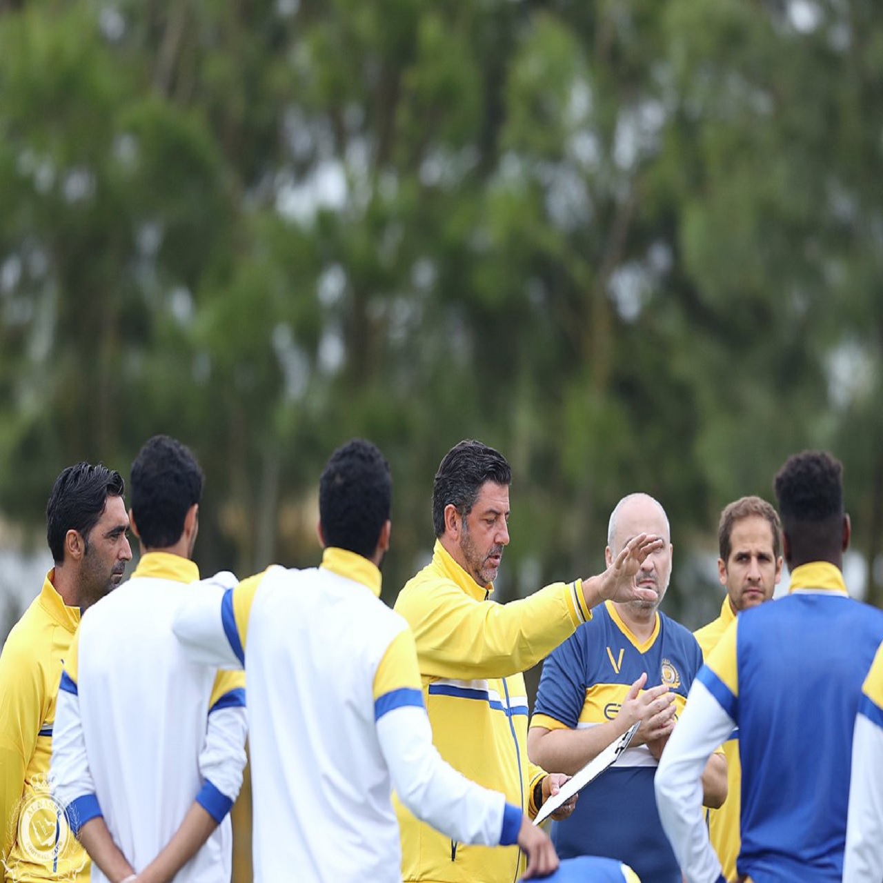 فيتوريا يجتمع بلاعبي النصر