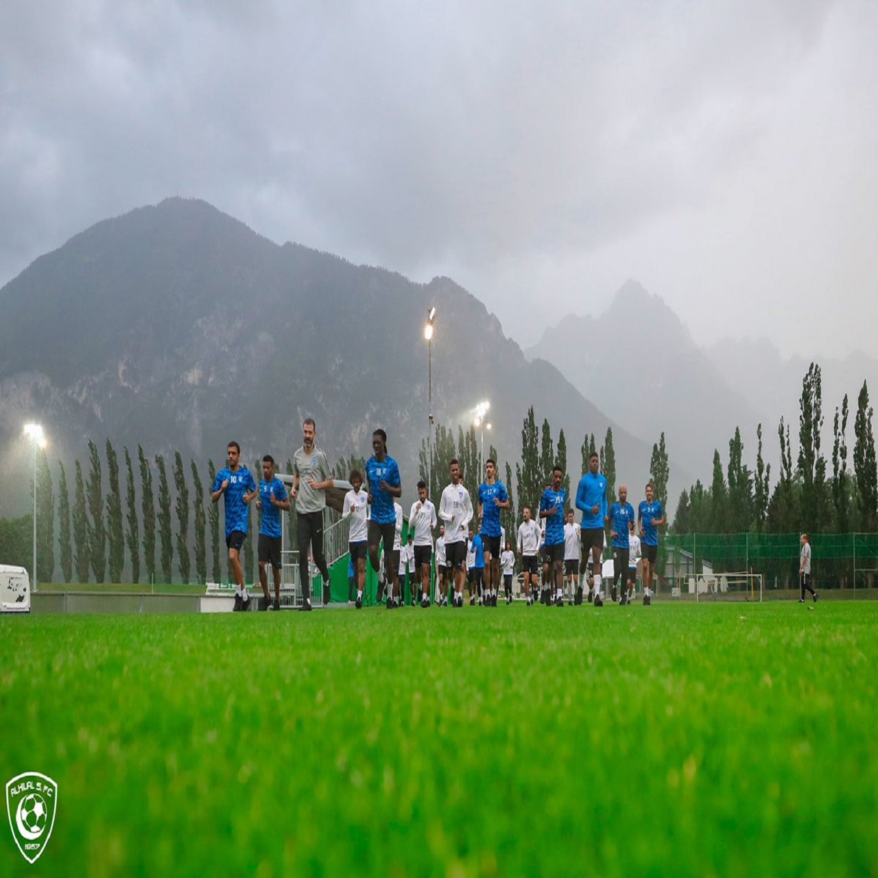 الهلال يبدأ تحضيراته تحت المطر