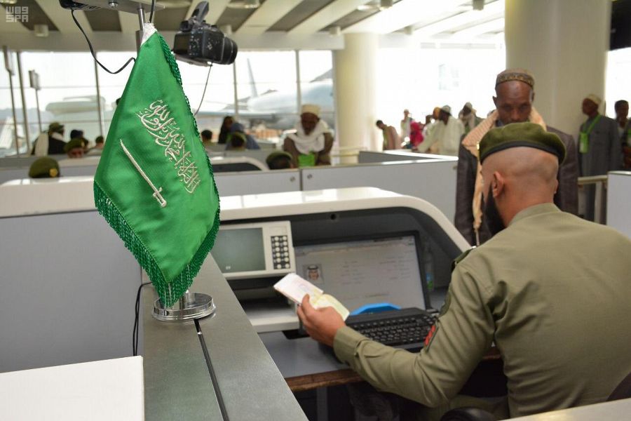 ١٠٠ منصة جوازات تستقبل الحجاج بمطار المدينة المنورة