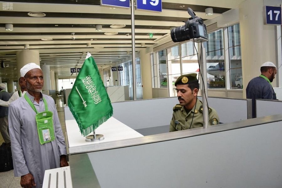 جوازات مطار الأمير محمد بن عبدالعزيز تواصل استقبال الحجاج