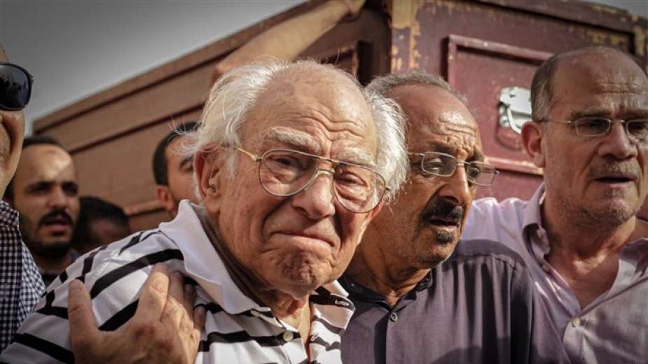 رشوان توفيق يودع زوجته بالدموع بعد 62 عامًا