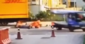 فيديو.. شاحنة تطيح بـ6 رجال دفعة واحدة