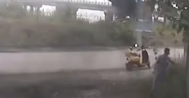 فيديو.. نجاة رجل من حاوية عملاقة سقطت من شاحنة