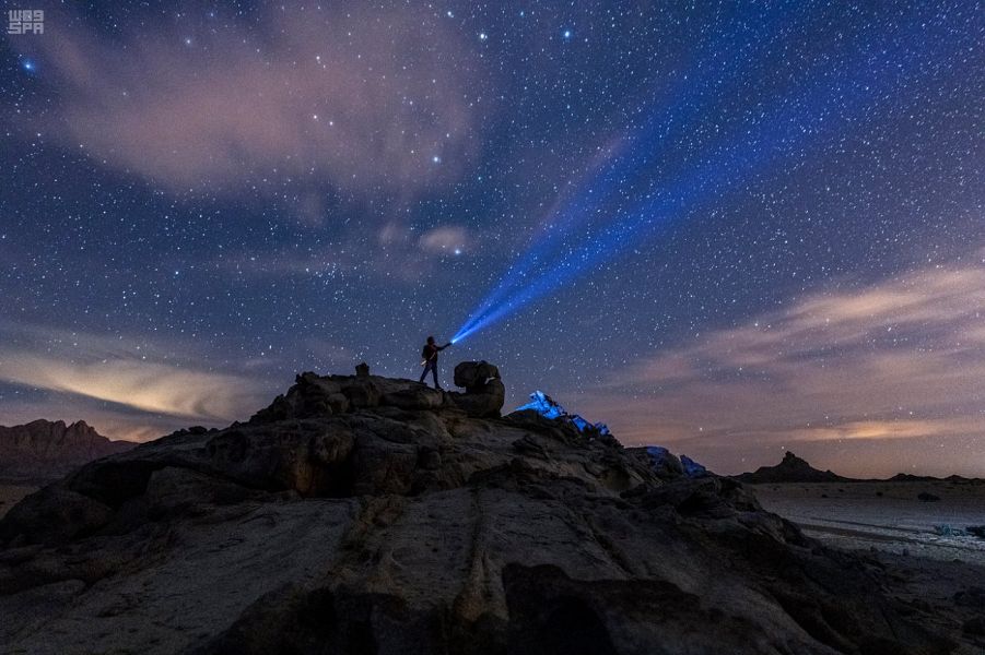 صور توثق حركة المجرة من قمة جبال رال تبوك