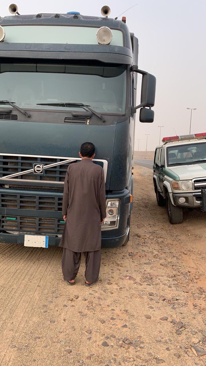ضبط قائد شاحنة تخطى الرصيف في الرياض