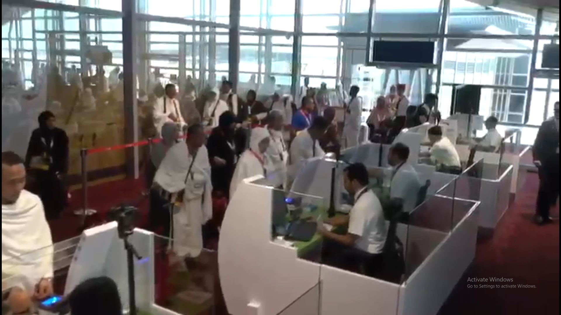 فيديو.. السفير قطان يقف على سير خدمات طريق مكة في مطار كوالالمبور