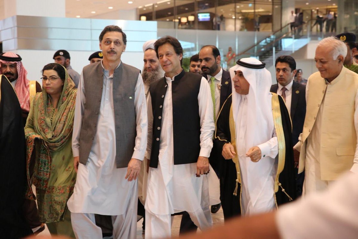 عمران خان يزور الصالة المخصصة لمبادرة طريق مكة في مطار إسلام أباد