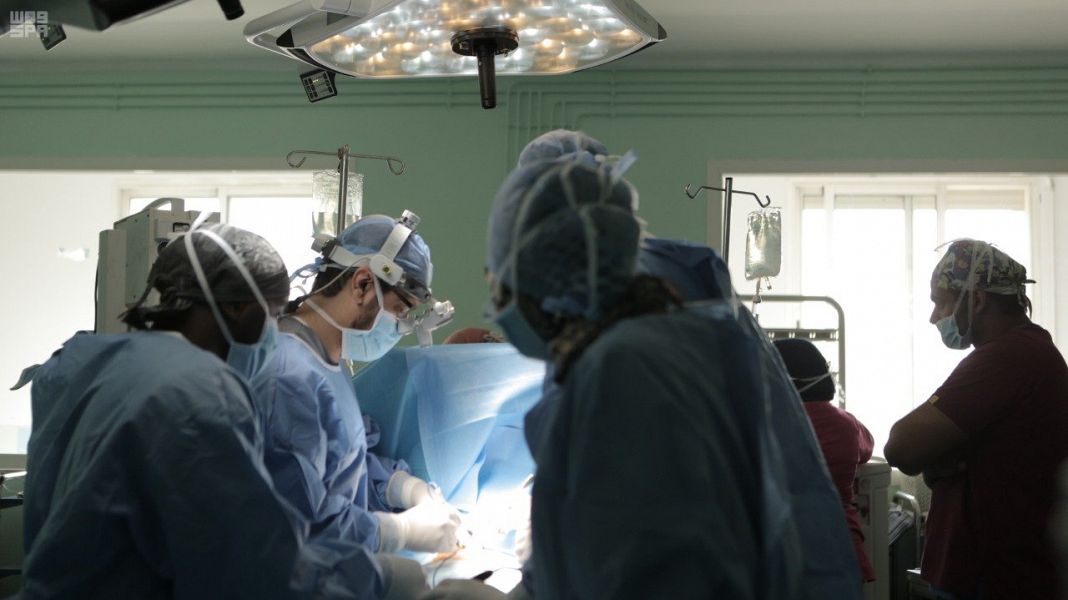 جراحة نادرة تنقذ شابًا تعرض لإصابة رياضية في تبوك