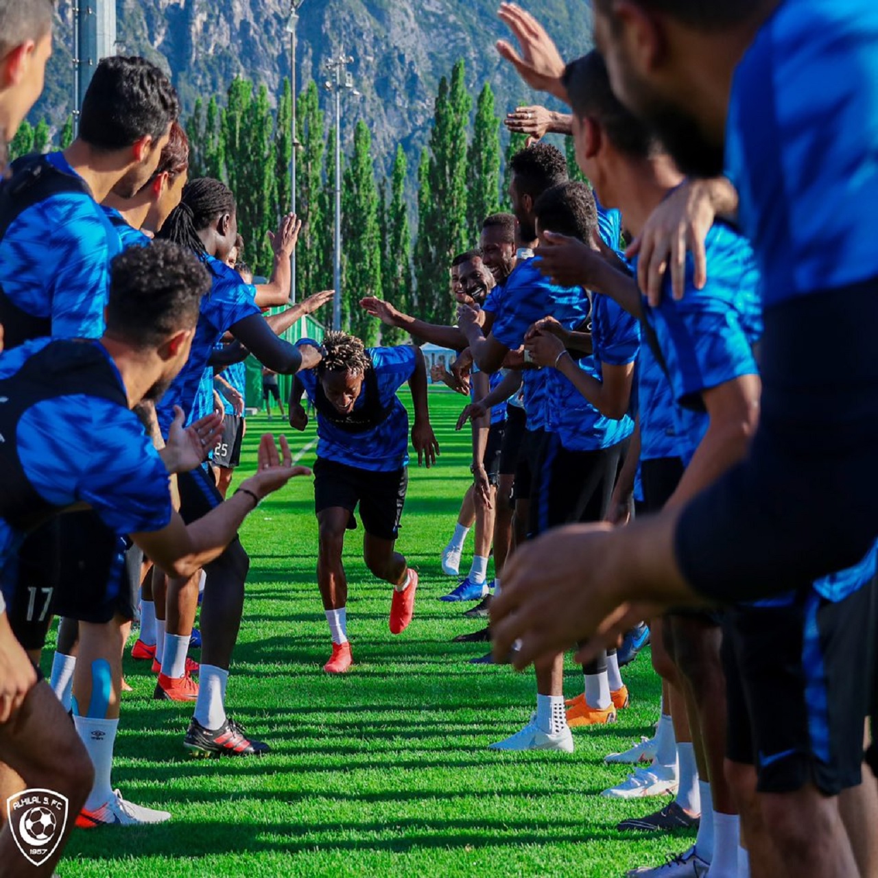 صور.. استقبال مميز لـ كاريلو في مران الهلال