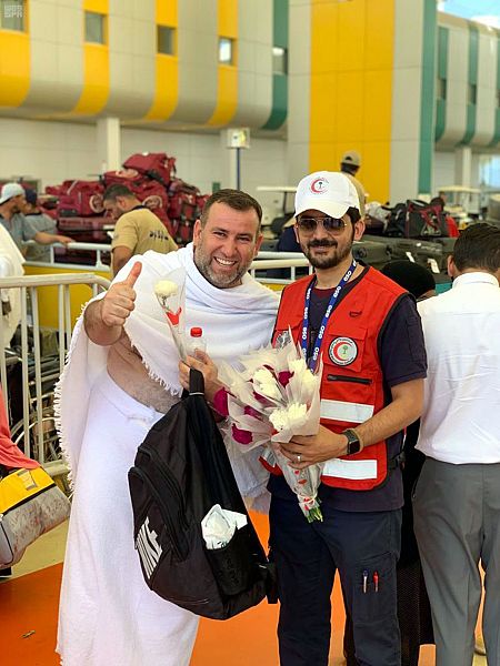 الهلال الأحمر يستقبل وفود الحجاج في جدة بالورود