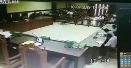 فيديو.. محامٍ يعتدي على قاضٍ بالحزام!