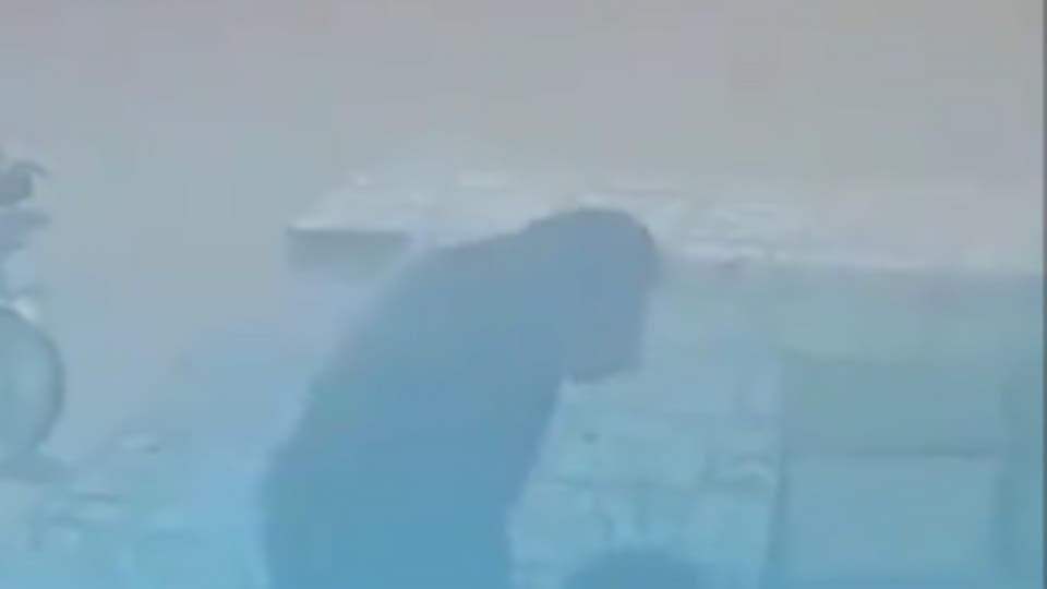 فيديو صادم لموظف إيراني يضرب طفلًا أفغانيًّا