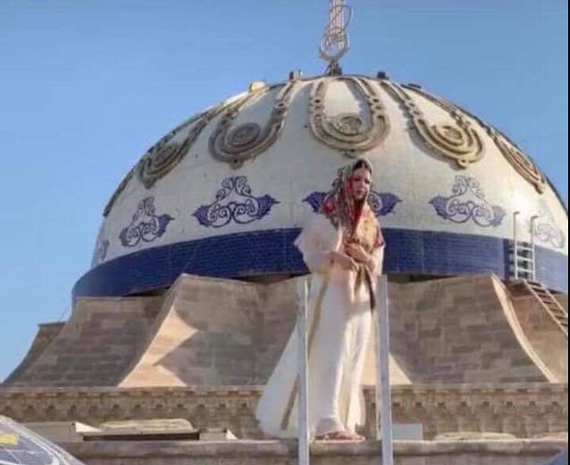 عارضة أزياء عراقية تخضع لجلسة تصوير في المسجد