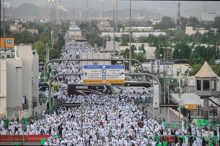 جبل الرحمة يكتسي الأبيض في يوم عرفة