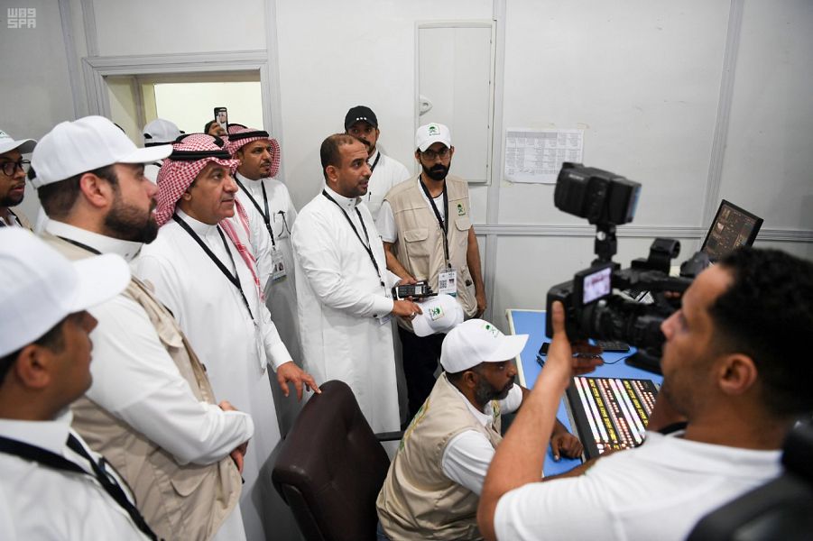 بالصور.. وزير الإعلام يقف على سير العمل للتغطية الإعلامية بصعيد عرفات