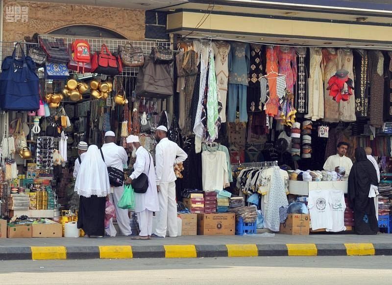 صور.. الحجاج يتسابقون على شراء الهدايا التذكارية من مكة