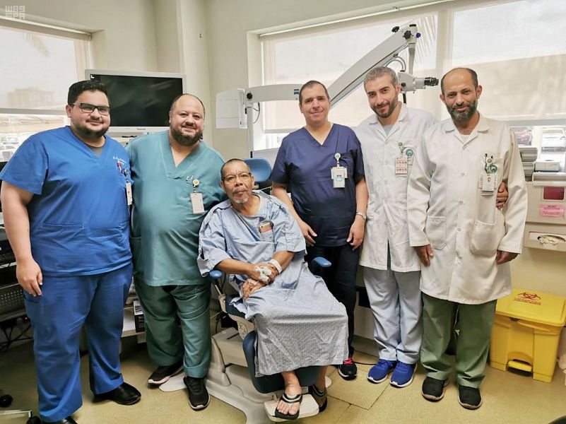 جراحة ميكروسكوبية دقيقة تنقذ حاجاً ماليزياً ستينياً