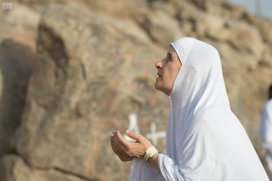 الأفئدة وجلة برجاء المغفرة .. مشاهد إيمانية من عرفات