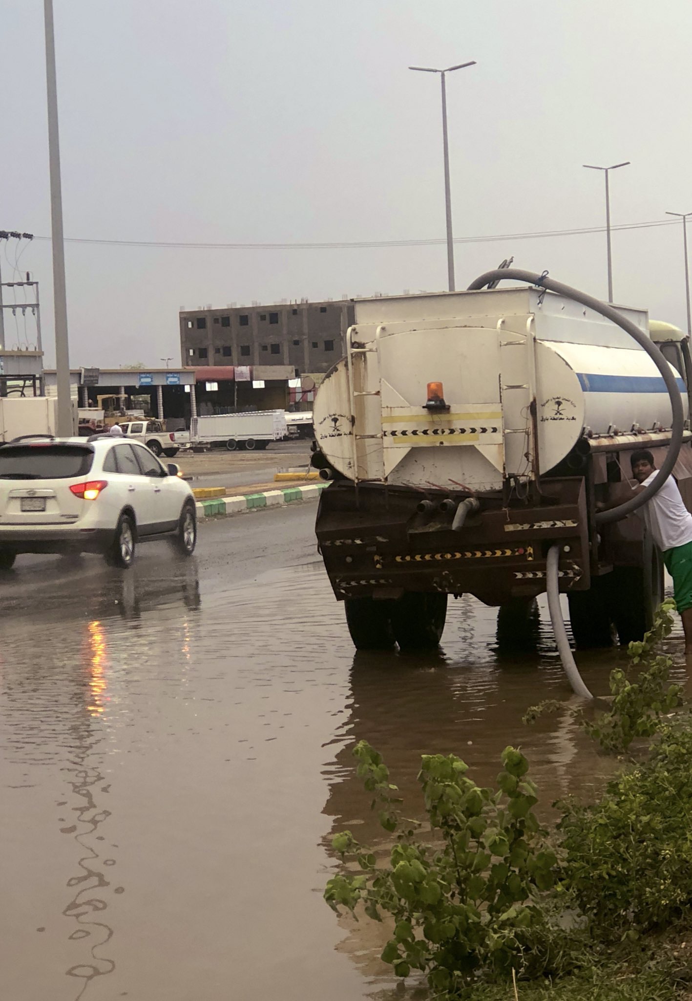 أمطار على بارق والبلدية تباشر شفط المياه